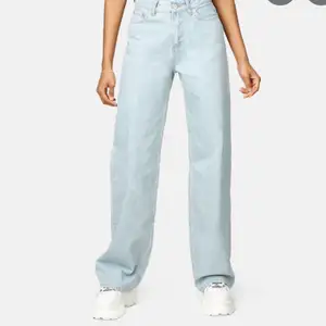 Mid-rise jeans sparsamt använda men slutage längst ned på byxorna, syns typ inte när man har på sig dom. Jag är 160cm och dom för långa för mig❤️ nypris är 499kr, just nu på rea för 349kr