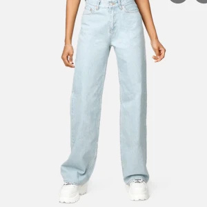 Junkyard ljusa jeans - Mid-rise jeans sparsamt använda men slutage längst ned på byxorna, syns typ inte när man har på sig dom. Jag är 160cm och dom för långa för mig❤️ nypris är 499kr, just nu på rea för 349kr