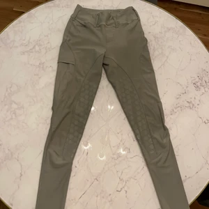 Maya delorez byxor - Nu säljer jag mina maya delorez ridbyxor på grund av att dem inte kommer till användning. Ny pris 1200kr mitt pris 800kr