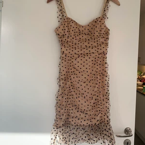 Klänning  - Så söt sommarklänning i storlek xs passar även som S. Använd ca 2 gånger så är som helt ny.