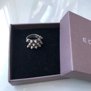 Säljer min ring från Edblad då den aldrig kommer till användning. Använd ett fåtal gånger och är i mycket bra skick. Storlek S,  16.8 mm 180kr+frakt 45kr