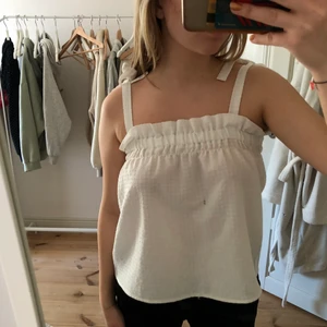 Linne - Gulligt Vittlinne som man knyter i axlarna! Köpt från hm för ca 1,5 år sen. Perfekt till sommaren💞