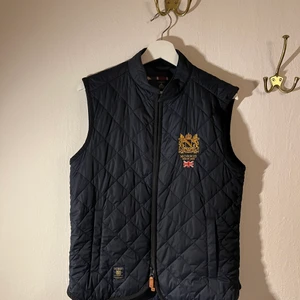 Morris Väst - Nu är det nämligen så att jag säljer en Morris väst i bästa skick! Endast använd fåtal gånger därmed inga märken eller slitage. Det är en xs men passar även s. 800kr som start pris men priset går att diskutera, speciellt vid snabb affär!😉