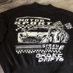 Storlek xs - En svart tröja med vita Detaljer 