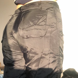 Byxor köpt på humana - Ingen lapp i men lite för små för mig som är 176. Vida ben tajt i midjan (går att dra åt). Bak och framfickor. Dragkedja vid benen