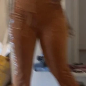 Juicy couture tracksuit set Gold - Trendig juicy couture byxor. Jag köpte Storlek L men det är mer som storlek S/M. Jag köpte det för 850 och säljer en för 785, pris kan diskuteras. Har en grå också och om ni vill ha både Så kan ni titta på det andra jag har lagt upp! De har fina diamanter/Kristaller på sidorna och baksidan på koftan har den juicy couture märket med diamanter. Allt är bra med den, jätte bekväm. Ny skick, fick den förra veckan och den var för tajt så har inte använts! 