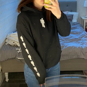 Billie Eilish hoodie - Billie Eilish merch. Svart hoodie, i storlek S, med blōhsh loggor. Den är äkta enligt henne jag köpte den av för något år sedan. Ganska använd men fortfarande fint skick. Dock saknas snörena och den blivit lite nopprig.