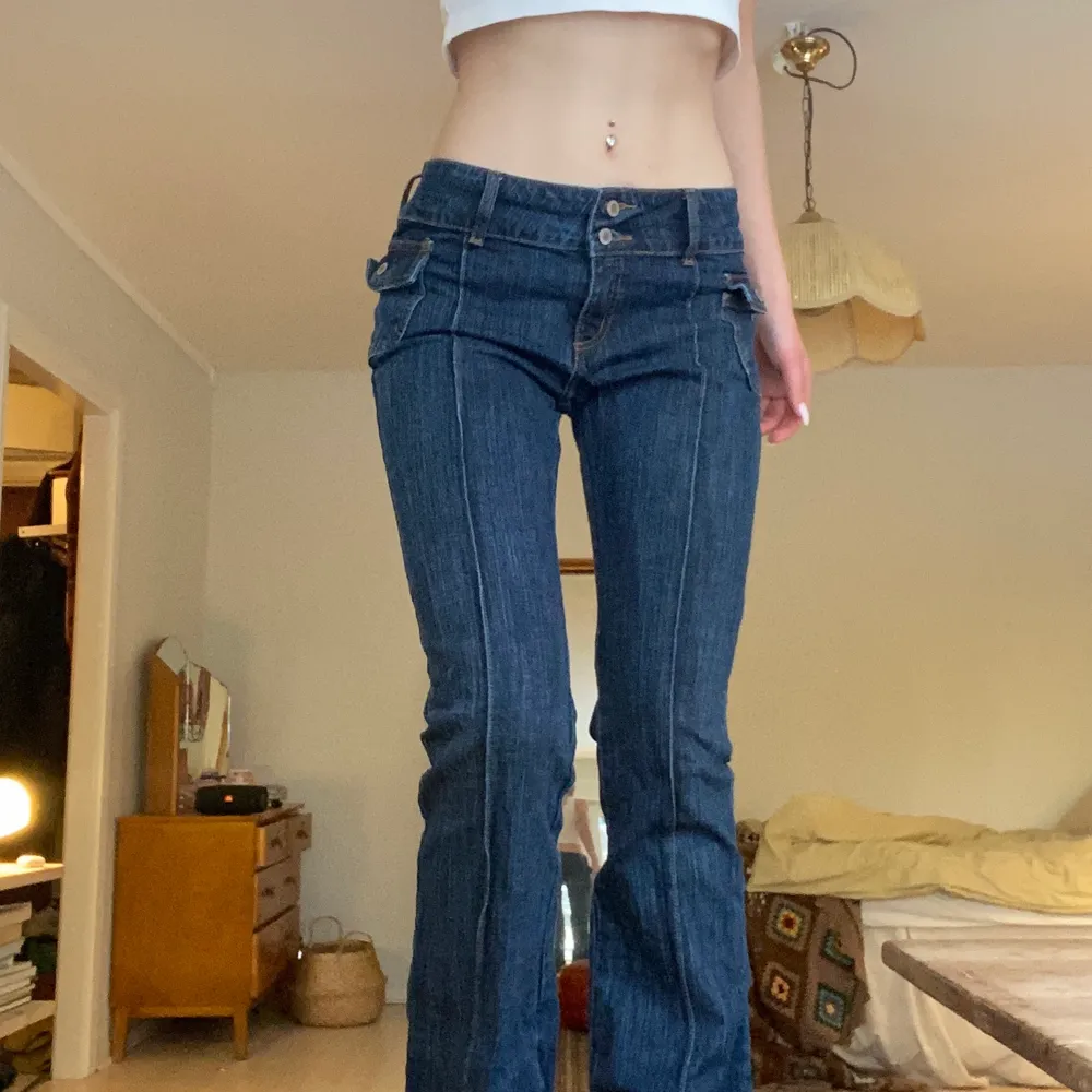 🦋Agatha denim jeans från brandy Melville 🦋 Helt nya endast använda och tvättade en gång! Köpte ett par snarlika second hand därav säljer jag dessa. Jag är 170 cm lång och har oftast storlek 27 i Jeans💞 Hör av dig vid fler frågor!. Jeans & Byxor.