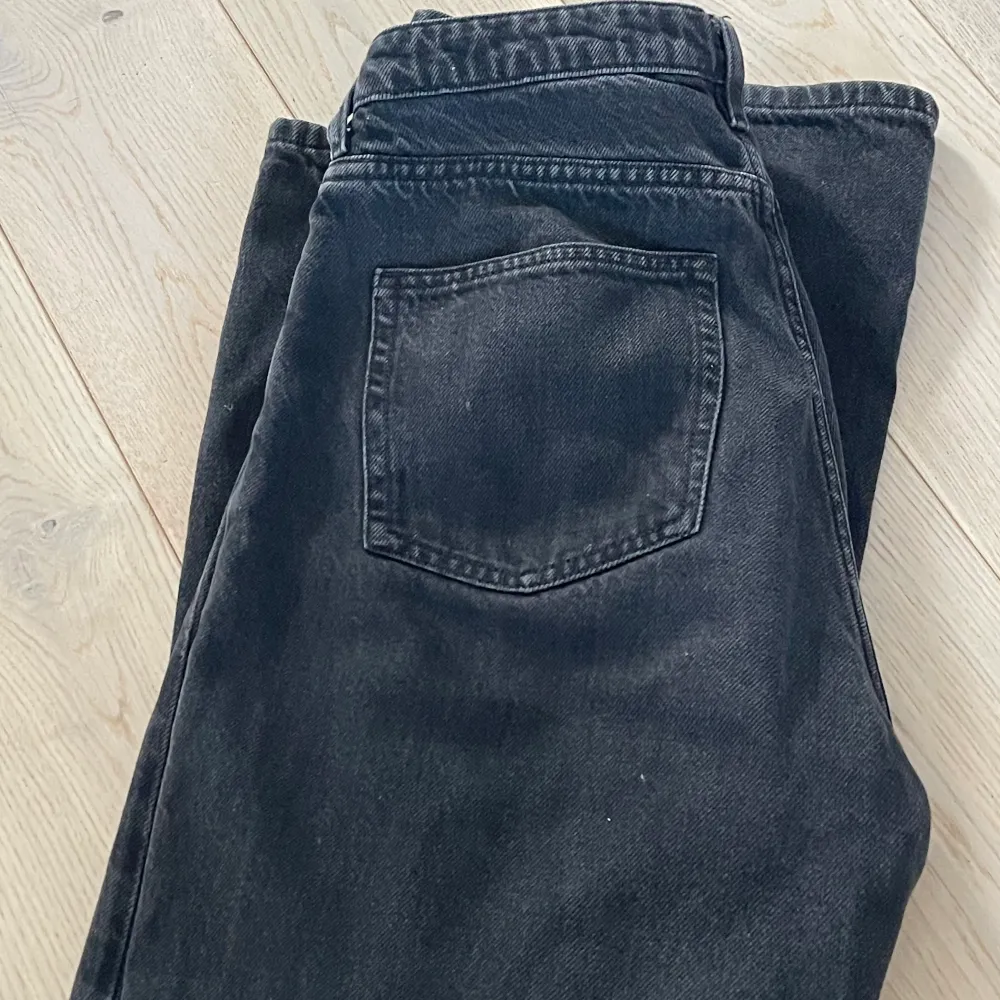 Super snygga jeans från Monki. Tyvärr blivit försmå pga av att de krympt i tvätten. Så skulle säga att de är en storlek S nu istället för M. Frakten är spårbar och köparen står för frakten.. Jeans & Byxor.