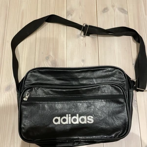 Adidas väska  - Köpte denna på plick för ett tag sen bra skick skriv om ni har mer frågor! (Pris kan diskuteras)💓