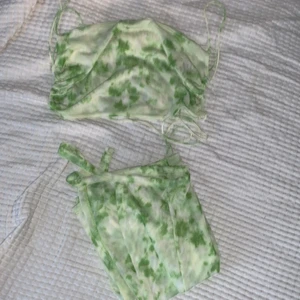 set - jättefint grönt set från hanna schönbergs kollektion med nakd. överdelen är xs och underdelen är xs. men den passar även small och medium eftersom det är band som gör så man sjölv kan justera storleken. Endast använd en gång så setet är som gott som nytt