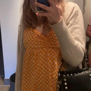 Hm orange klänning🧡 - Supper snygggg klänning från hm som är perfekt till smmaren😍 slutsåld på hemsidan! Frakten ingår ej!🧡