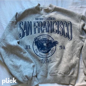 Berskha sweatshirt - Säljer min snygga sweatshirt ifrån Berskha som tyvärr ej kommer till användning längre, sparsamt använd så därav i bra skick. Skulle säga att den sitter mer som en S💕(andra bilden är lånad)