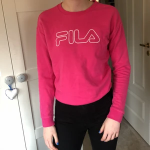 Fila  - Säljer denna rosa filatröjan. Använd ett antal gånger. Tyvärr lite kort i ärmarna på mig, jag är 176 cm lång. Betalning sker via swish  💘 