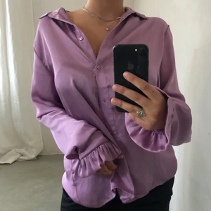 Blus - Ljuslila blus som jag knappt använt. Ser så gott som ny ut och har många fina detaljer. 💕💕