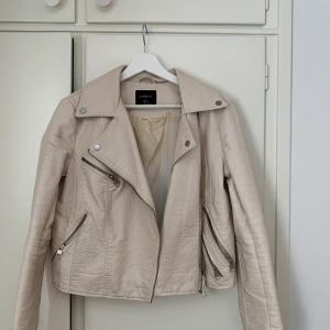 Vit skinnjacka  - Skinnjacka från Lindex i använt skick.