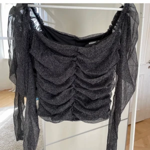 Glittrig topp - Glittrig topp från missguided. Köpt av en tjej här på plick men passade tyvärr inte mig den är helt oanvänd endast testad av mig och henne. Lånade bilder