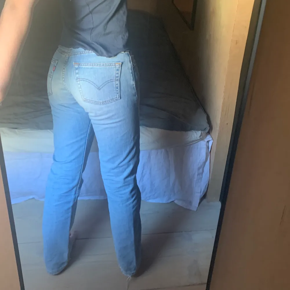 (intressekoll) dessa perfekta Levis jeansen i ljusblått😇 sömmen går in lite mot mitten på vänstra benet vilket är en cool detalj! (skriv för bild) köpta av Siri kanesjo här på Plick (två första bilder är hennes) för 700kr. skriv för bild på pytte smutsen kvar efter behandling längst ner där bak. knäpps med 4 knappar. Buda och kontakta mig💛💛 (är typ 170 lång o de perfekt längd) ❗️kolla in mina andra annonser❗️. Farkut & Housut.
