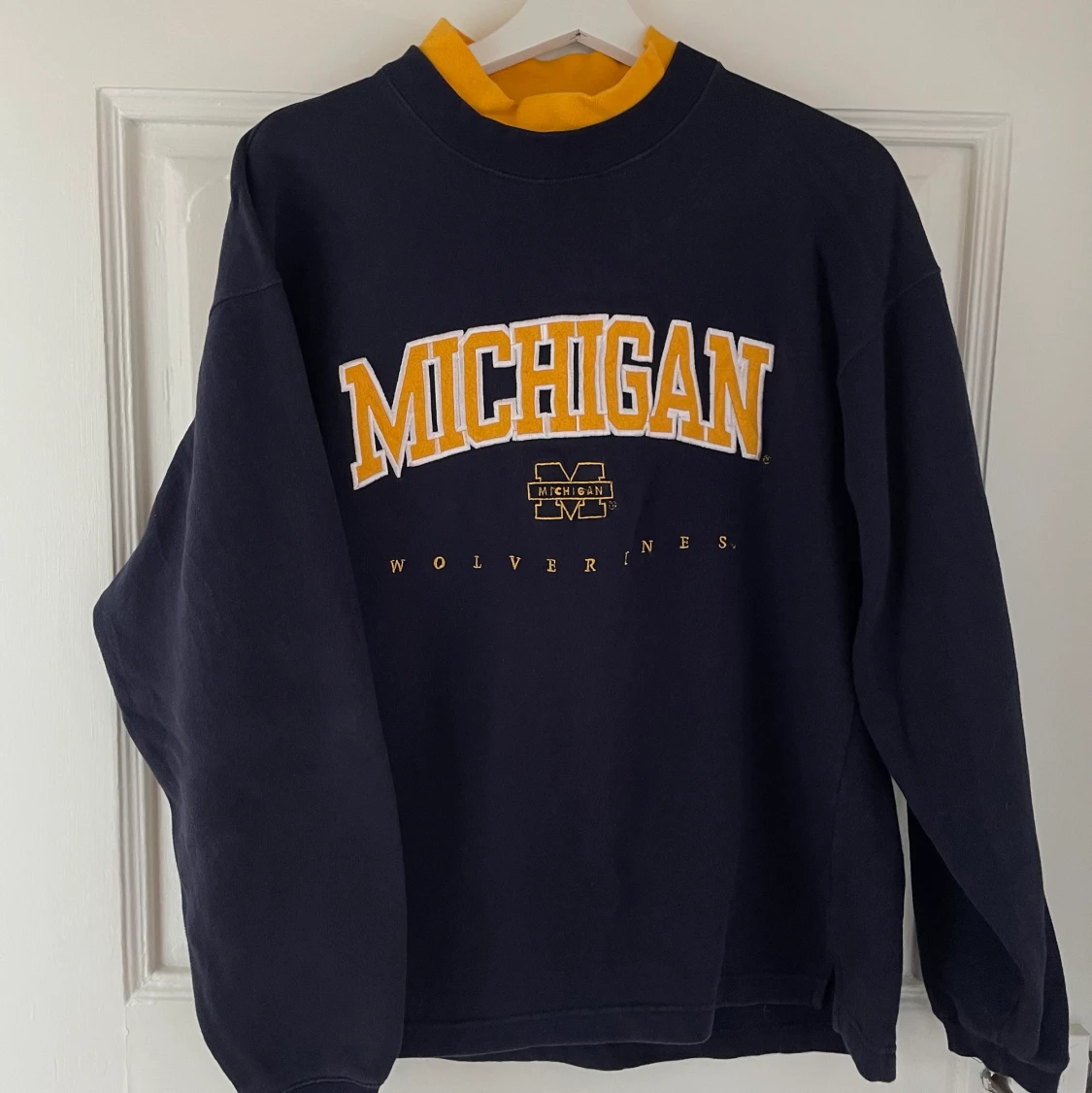 Marinblå sweatshirt 