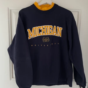 Marinblå sweatshirt  - Marinblå sweatshirt men tryck, frakt tillkommer!!