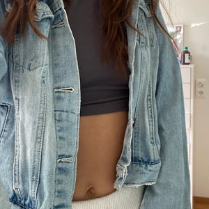 jeansjacka  - säljer denna fina jeansjacka! Storlek xs