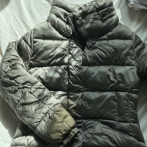 Mango - Säljer denna gråa höst jackan ifrån Mango i storlek M (även S och Xs) den är i bra skick och jätte skön men jag måste tyvärr sälja den!🙂 Den har en hög krage och den går typ till början av dina lår, jätte fin! Man ska tvätta den i finttvätt ifall man måste annars försök undika det för bommulet blir en boll då! Som tur så fick jag loss det typ en vecka senare.❤️