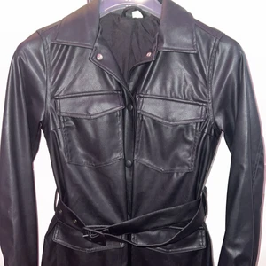 Skin jacka - Säljer den fina skin(läder)liknade jacka, säljer den pågrund av att den inte kommer till användning eftersom att det inte är min stil längre, den är använd endast 3 gånger ungefär, den är i storlek xs men passar även S(den är lite oversize). Säljer den för 150+frakt(kan mötas upp eller skicka paketet)