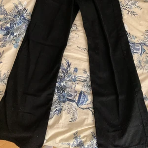 Junkyard jeans storlek 26 - Svarta wide leg jeans från Junkyard strl 26. Helt nya, använda 1-2 gånger! Säljes pga fel storlek. 