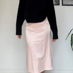 Säljer nu en rosa kjol i satin från NA-KD. Den är skön och luftig och har en super fina rosa färg. Det är bara att kontakta mig om du vill ha flera bilder. Nypris 400kr💕 Jag är 170cm som referens.