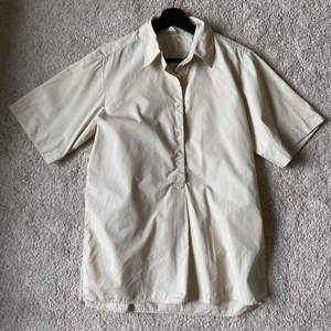 Rak beige oversize skjorta från Arket i storlek 36. Nästan aldrig använd så bra skick. Kan mötas eller posta spårbart🙏