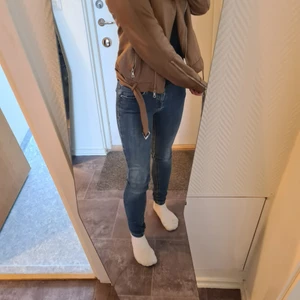 Skinnjacka - Snygg skinnjacka som passar till vardags eller fint.