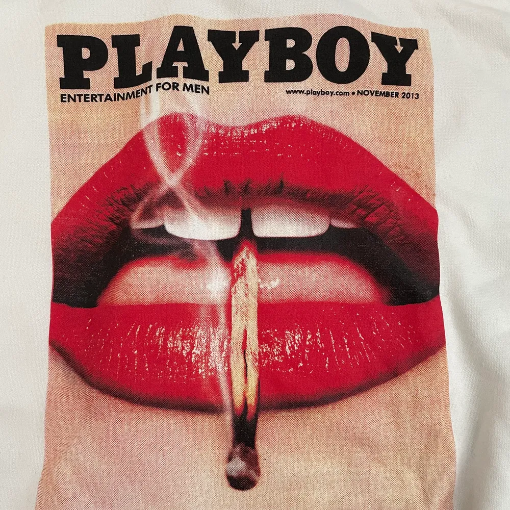 Vit, cropad Playboy hoodie. Använd en gång. Tröjor & Koftor.