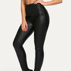 Helt nya byxor  - Skinnimitation. Lite stretchiga.    Storlek S passar 34-36    Aldrig använda 