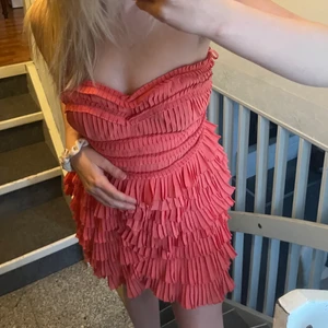 Volangklänning - Kikar intresset på min favvoritklänning från HM som inte säljs länge! Såå fin att ha som kjol också under en tjockare tröja!❤️‍🔥❤️‍🔥