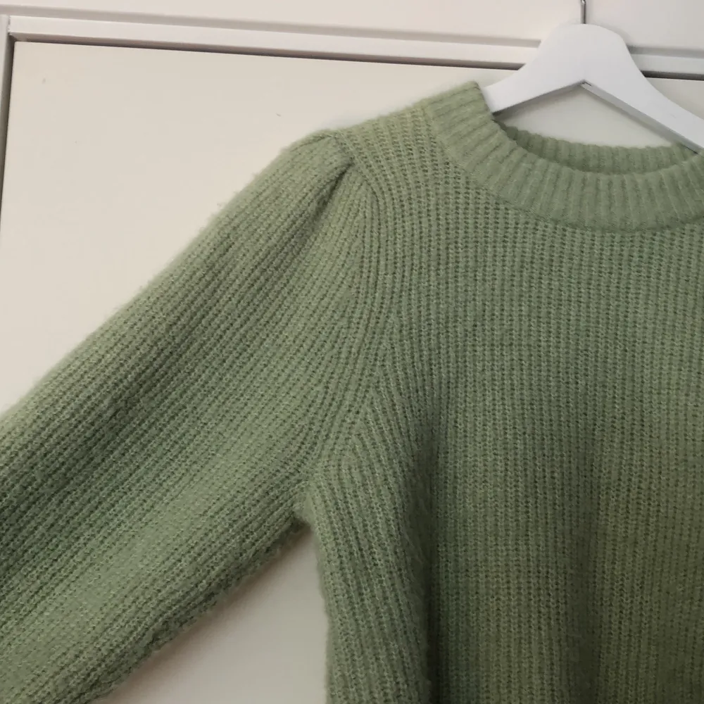 En supermysig grön stickad tröja från monki ! tröjan är aldrig använd och i helt nyskick ! köparen står för frakt :). Stickat.