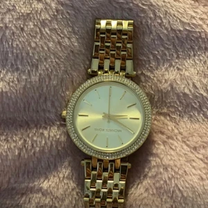 Michael kors klocka  - Guldig Michael kors klocka i nyskick🦋
