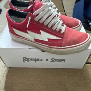 revenge x storm - riktigt snygga revenge x storms i storlek 43 ganska slitna men det gör dom bara snyggare kan ta byten på skorna. har boxen och lappen från stockX till