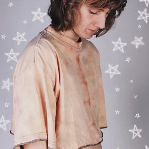 Batikblekt tröja - Svarta sömmar som detalj