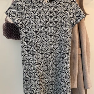 Rak mönstrad klänning strl XS - Helt kär i denna klänning men den passar inte 😭 Finns inte längre i butik eller online 😭😭. Rak/a-linjeformad mönstrad klänning från Zara, mörkblå/beige, champagnefärgad. Storlek XS. Lite 60-tals vibe, älskar den och vill att den ska få ett bra hem 🤪💛