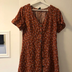 sommarklänning  - brun sommarklänning med blommigt tryck. storlek S 🤍