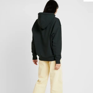 Weekday hoodie - Säljer min mörkgröna hoodie från weekday🤍 använd men i fint skick, storlek XS men oversized, frakten är 79kr
