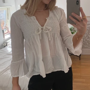 Vit blus - Odd Molly - Vit blus från Odd Molly🧚🏼✨ Kan skicka men köparen står för frakten :)