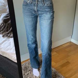 FÖRSTA BILDEN ÄR LÅNAD, liknande som på bilden! Low waisted jeans från Levis.Strl 32-34. Köpta för 600kr. Säljs inte mer. Är få intresserade kan pris diskuteras annars blir d budgivning. Lite mörka på bilden dem är egentligen lite ljusare📦💕