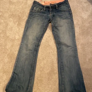 Lågmidjade jeans från levi’s - Supersnygga som tyvärr inte satt så fint på mig!❤️Skriv frågor om ni har (tog bilderna snabbt därför blev de lite suddiga) Innerbenslängden: 81cm, Midjemått: 72cm❤️Checka gärna mina andra annonser ovkså! HÖGSTA BUD: 380! ⚠️DIREKT PRIS:500kr+frakt!⚠️