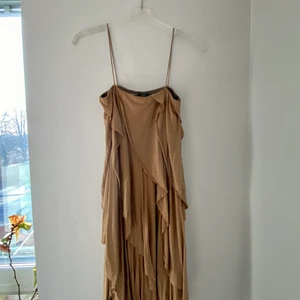 Filippa K klänning  - En jättefin Filippa K klänning använd 1 gång! Går till knäna och sitter ganska löst kring kroppen! 🌞