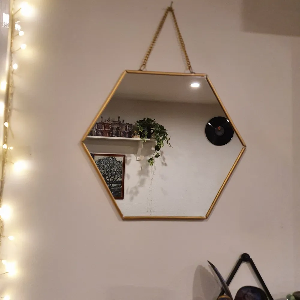 Jättefin guld spegel som tyvärr inte har någon plats hemma hos mig. Den har ingen krok på baksidan utan går endast att hänga upp med kedjan (som man ser på bilderna). Den har inga repor/sprickor. Skriv gärna om du har frågor eller vill se mer bilder! . Muu.