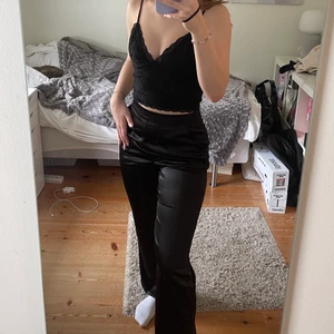 Svarta glansiga byxor ❤️‍🔥❤️‍🔥❤️‍🔥 - Tunna svarta byxor i glansigt material. Super sköna och snygga, perfekt till fest!🥂🥂 endast använda en gång