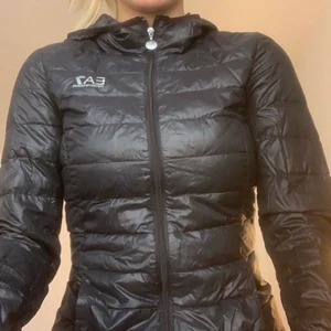 Armani jacka  - En Armani jacka i storlek s/ xs som inte är förstörd nånstans. 