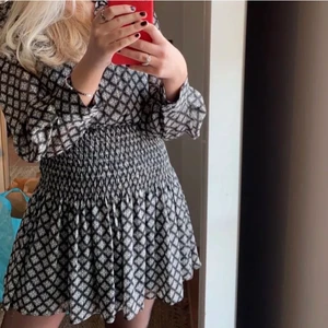 Klänning zara - Populär klänning från zara. I nyskick. Frakt tillkommer:)