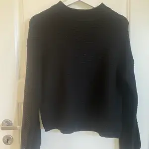 Stickad tröja från Gina Tricot 💕💕Nästan aldrig använt och i mycket bra skick. Köptes för 299kr. Skriv privat för frågor eller bilder. (100+frakt) 👌